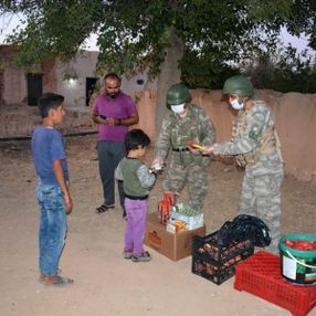 Türk askeri yemeğini Suriyelilerle paylaşıyor