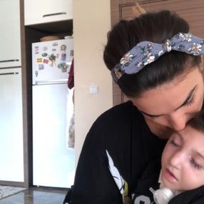 Oğlunun ağlamasıyla uyanan anne gözyaşlarını tutamadı