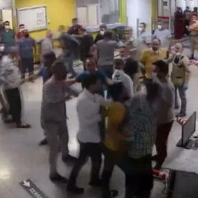 Urfa'da hasta yakınları, hastane personeline saldırdı