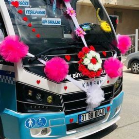 Hatay'da çalıştığı minibüsünü gelin arabası yaptı