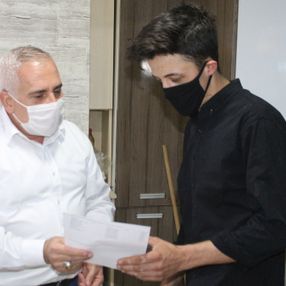 Denizli'de 34 yıllık berber, kan bankası kurdu