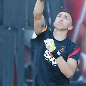Muslera çalışmalarını sürdürüyor