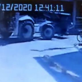Şişli'de kepçe operatörü kadına çarptı