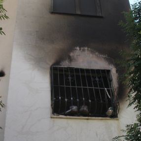 Adana'da madde bağımlısı şahıs kendi evini yaktı