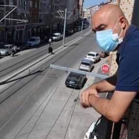 Eskişehir'de apartman sakini çöp nöbeti tutuyor