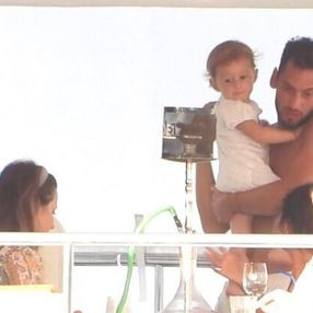 Hakan Çalhanoğlu ve eşi, Çeşme’de tatil yapıyor