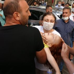Kocaeli’de halk otobüsü anne ve kızına çarptı