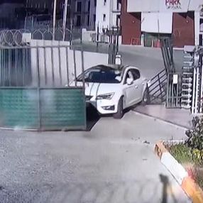 Esenyurt'ta site yönetimine sinirlendi, kapıyı söktü