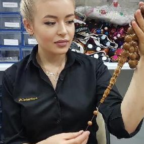 Ukranyalı eski model, Kayseri'de tespih üretiyor