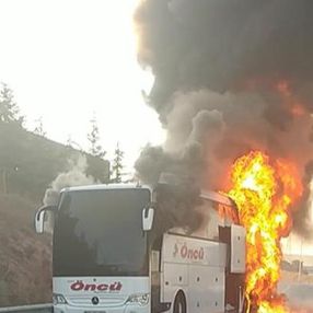 Kocaeli'de yolcu otobüsü alev alev yandı