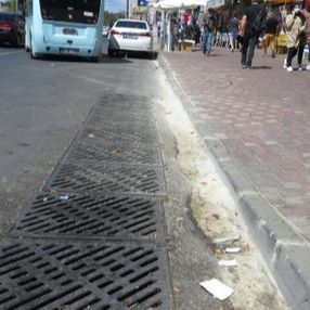 Kadıköy'deki lağım kokusu esnafı çileden çıkardı