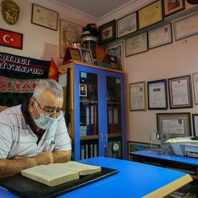 İzmir'de, 80 yaşındaki 'Süper Dede' beşinci üniversitesini bitirdi