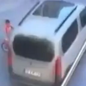 İzmir'de bisikletli çocuk ezilmekten kıl payı kurtuldu