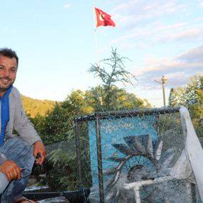 Sivas'ta elektrik üreterek Türk bayraklarını aydınlattı