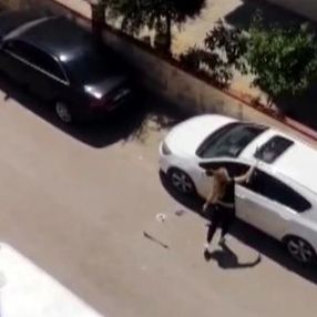 Antalya'da park halindeki aracın camlarını kıran kadın