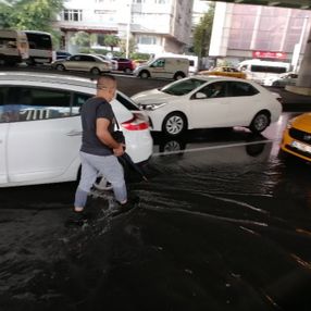 Mecidiyeköy’de yol su altında kaldı