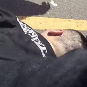 ABD'de polisin 6 dakika boyunca yüzünü asfalta bastırdığı kişi öldü