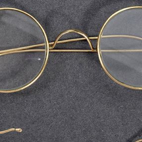 Gandhi’nin gözlüğü 340 bin dolara satıldı