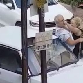 İstanbul'da yol verme kavgasında kadına tokat atan erkek şoför dayak yedi