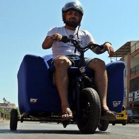 Antalya'da oto aksesuarcısı, bu sefer de koltuktan motosiklet yaptı
