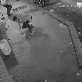 Okmeydanı’nda dürüm yerken saldırıya uğradı