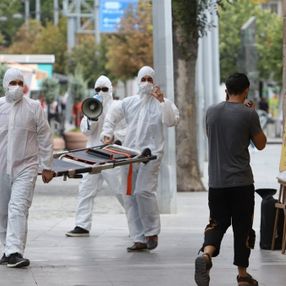 Konya’da maske takmayanlara sedyeli uyarı