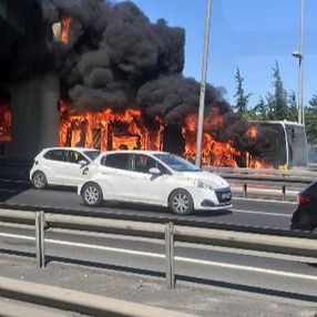 Bakırköy'de metrobüste yangın çıktı