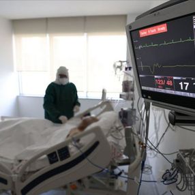 Türkiye'de koronavirüs kaynaklı aktif vaka ve ağır hasta sayısı artıyor