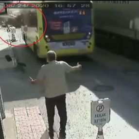 Bursa’da yolcu otobüsü şoförü, tırı sollarken tenteye çarptı