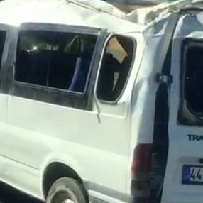 Adıyaman'da kaza yapan minibüs yolda son sürat ilerledi