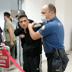 Aksaray’da yakalanan torbacı ‘savcı gelsin’ diye bağırdı
