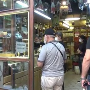 Diyarbakır'da koronavirüs vakaları artınca vatandaşlar aktarlara koştu