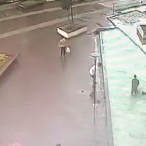 Esenyurt'ta bir kişi 11’inci kattan havuza düşerek öldü