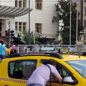 Türk yolcuyu aracından indiren taksici kameraya yakalandı