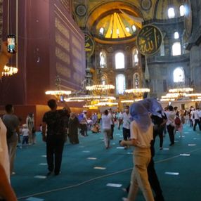 Ayasofya'ya girişlerde kıyafet düzenlemesi