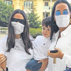 Aslıhan Doğan, annesi ve oğluyla alışverişte