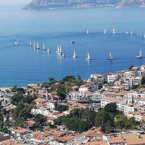 Meis Adası karşısında, teknelerle 30 Ağustos kutlaması