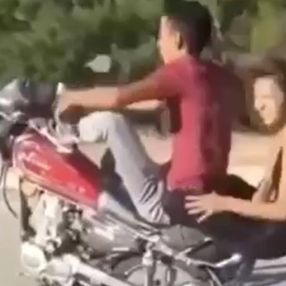 Antalya'da motosikletli iki gencin tehlikeli yolculuğu