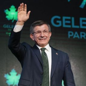 Ahmet Davutoğlu Yunanistan'da manşet oldu