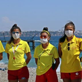 Antalya'da kadın cankurtaranlardan 'boğulma taklidi' tepkisi