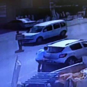 Avcılar'da yolun karşısına geçmek isteyen gence araç çarptı