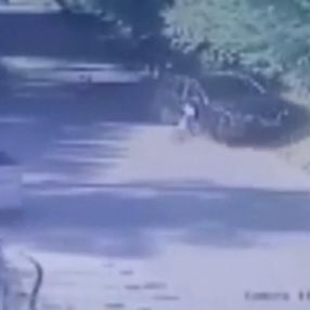 Beykoz'da otomobilin bisikletli çocuğa çarpma anı