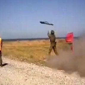 Rus askerinin omzunda patlayan roket