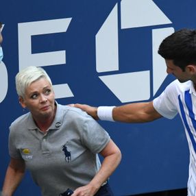 Novak Djokovic, topu hakeme attığı için Amerika Açık’ta diskalifiye oldu