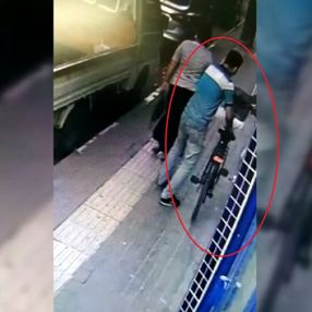 Bursa’da marketin önündeki bisikleti çaldı