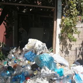 Manisa'da yaşlı adamın evinden 10 kamyon çöp çıktı