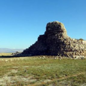 Van Gölü'nde çekilen suların altından 3 bin yıllık kale çıktı