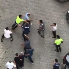 Küçükçekmece'de akrabaların kavgasını polis bile önleyemedi