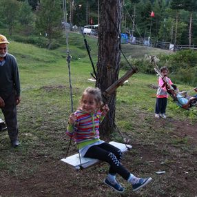 Artvin'de 10 dönümlük bahçesini çocuk parkına dönüştürdü