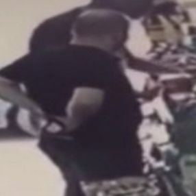 Fatih’te tekel bayisinden alkol çalarken yakalandı